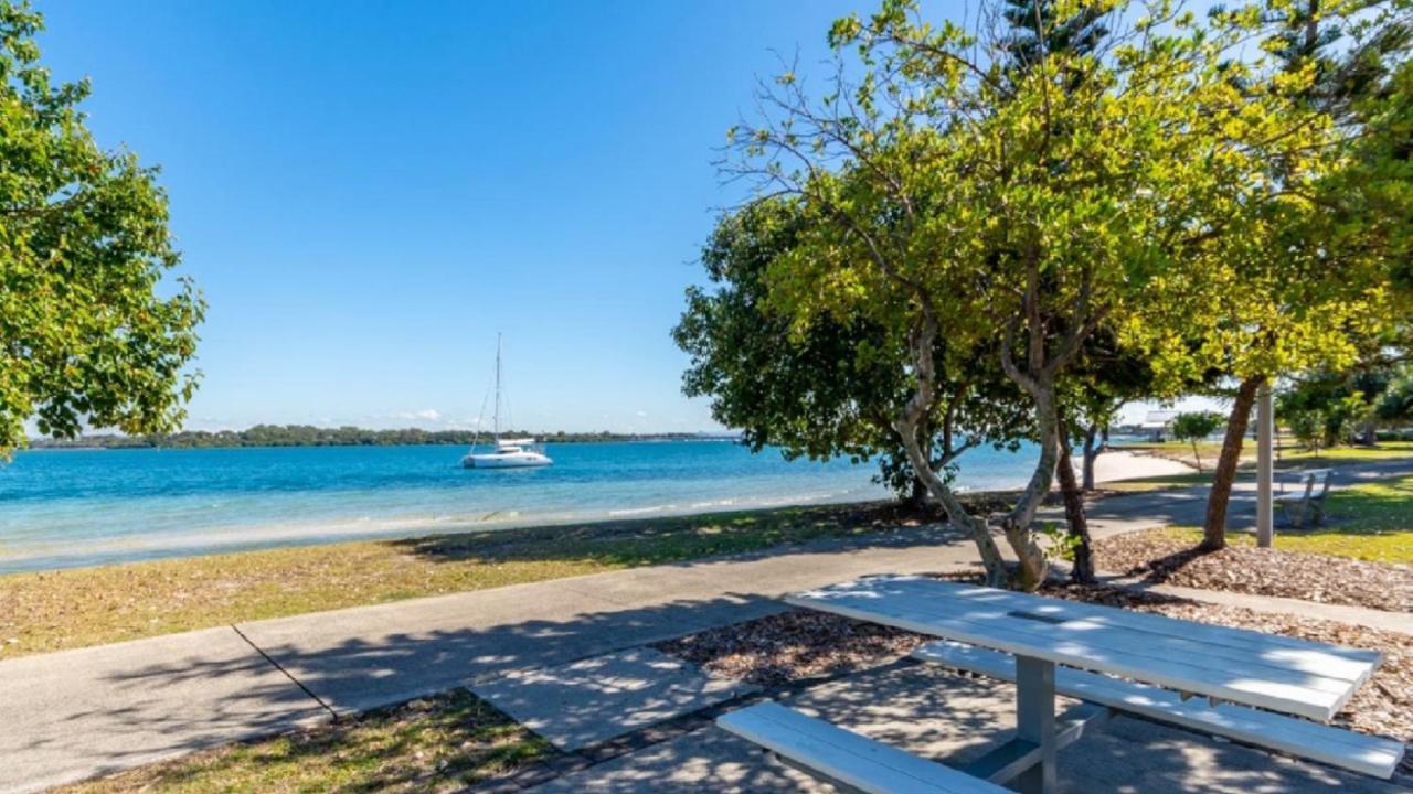 Ground Floor Air Conditioned, Fabulous Waterviews Overlooking Pumicestone Passage Bongaree Exterior photo